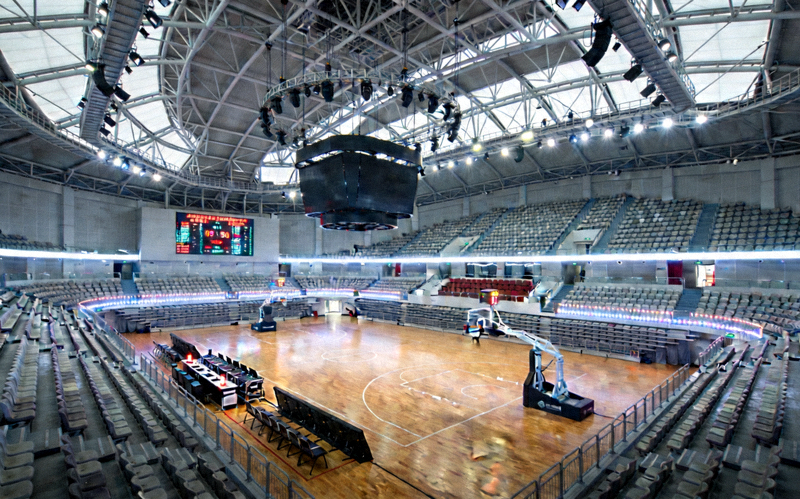 现代化体育场馆内部建设场景，专业篮球场和观众席